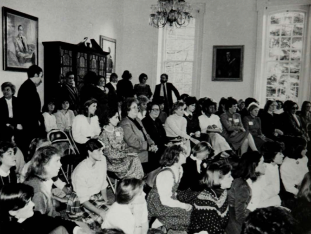 Black and white photo of Post Hall filled with students