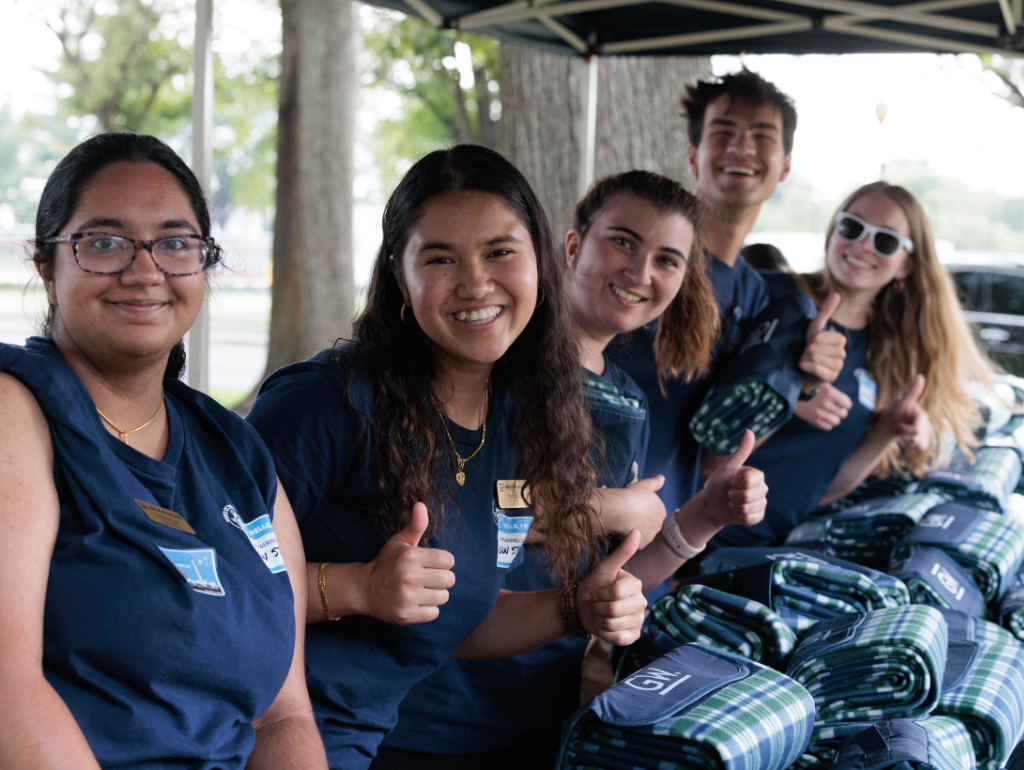 Orientation Leaders handing out blankets on the National Mall