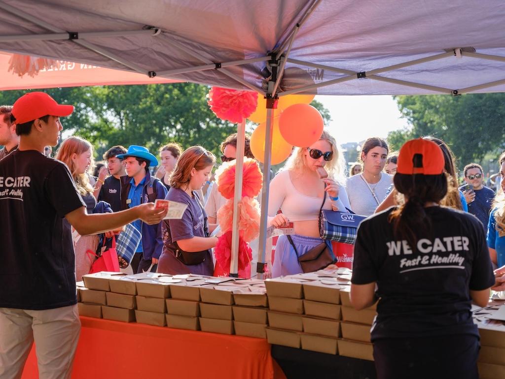Students get pizza at the National Mall Kickback event